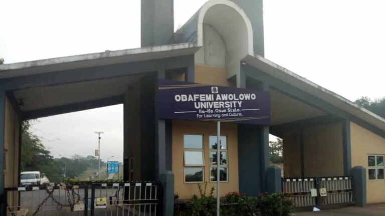 OAU students block entrance gate, protest non-issuance of ID cards OAU students block entrance gate, protest non-issuance of ID cards