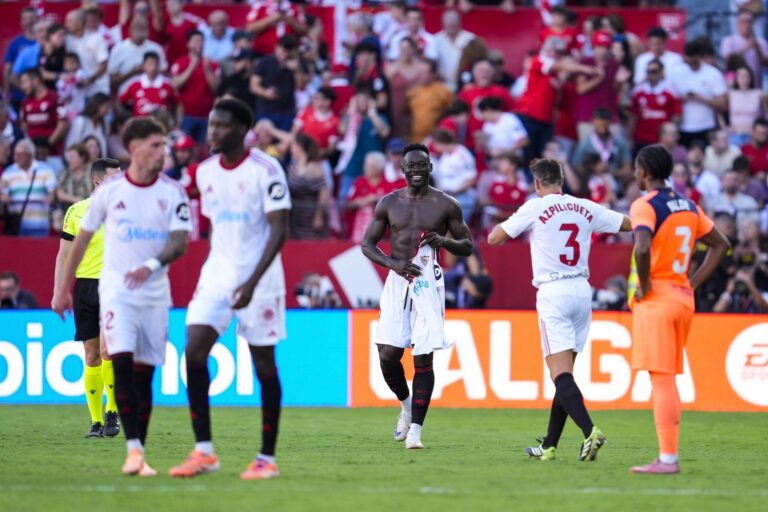 “We can play together” – Sevilla’s new signing plays up Akor Adams partnership “We can play together” – Sevilla’s new signing plays up Akor Adams partnership